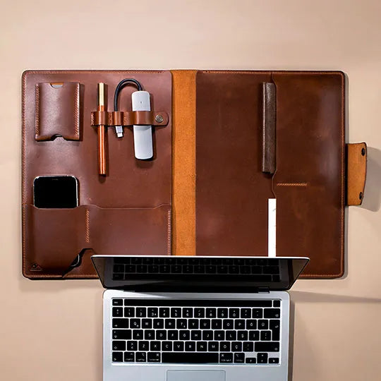 Özel tasarım deri organizer ve deri çanta koleksiyonu, şık ve fonksiyonel laptop aksesuarları içerir