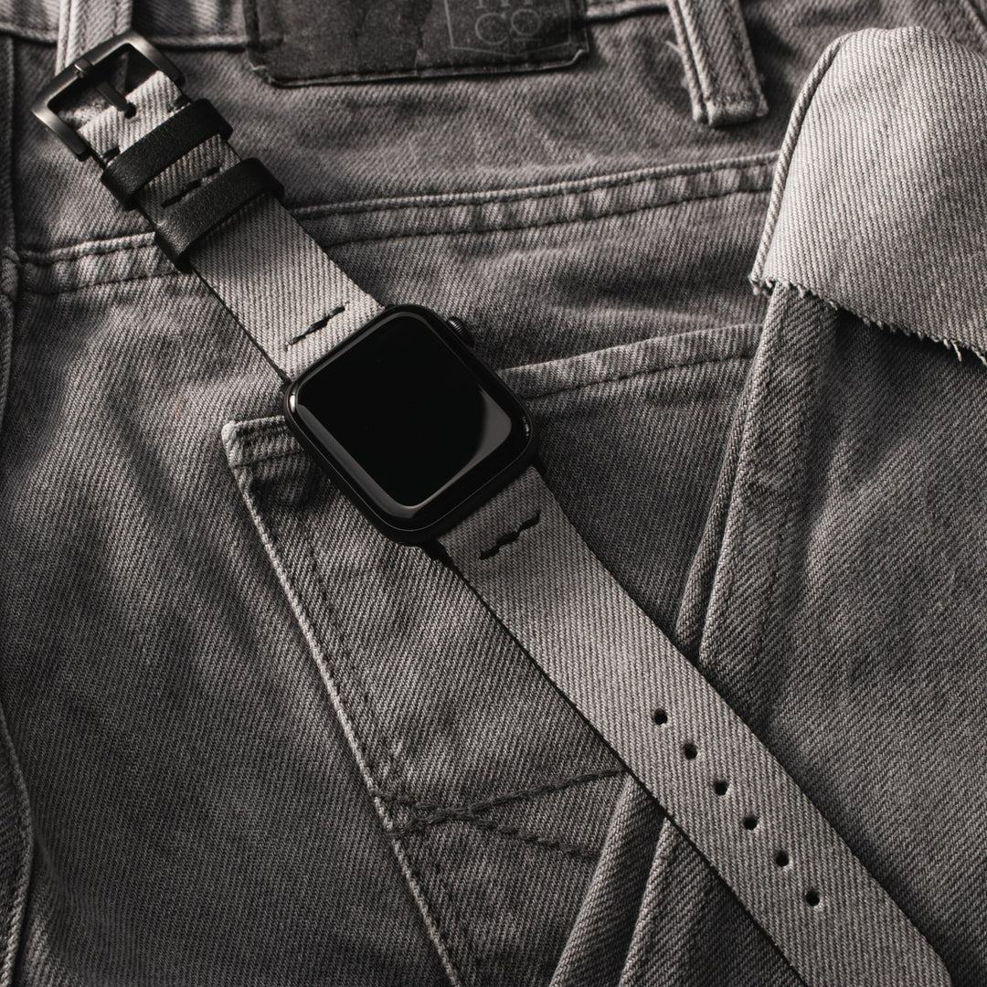 Roarstraps Apple Watch kot saat kayışı, şık gri tonlarla denim görünümünde tasarlanmıştır