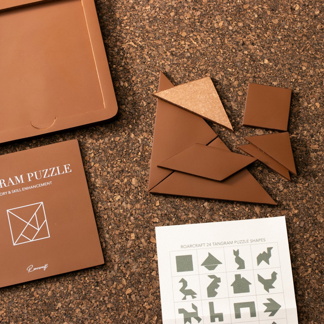 Roarcraft deri tangram puzzle, farklı şekillerin yer aldığı karton kutu ile birlikte