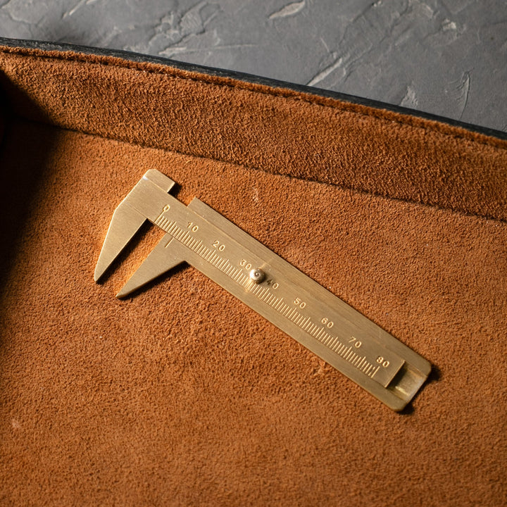 Roarcraft TR Pirinç ölçü aleti, hassas ölçüm için dayanıklı ve şık tasarıma sahip.