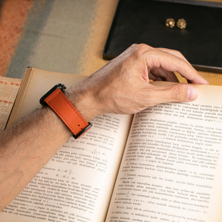 Roarstraps el yapımı deri apple watch kayışı ile kitap okuma anı