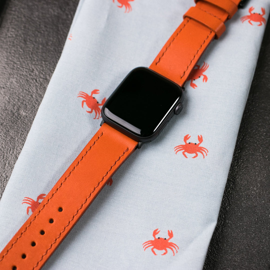 El yapımı deri apple watch kayışı, canlı turuncu rengiyle şık bir görünüm sunuyor.