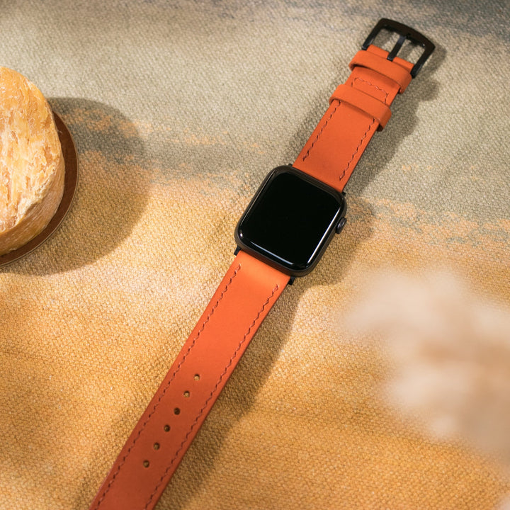 El yapımı deri apple watch kayışı, turuncu renk ve şık tasarımıyla dikkat çekiyor.