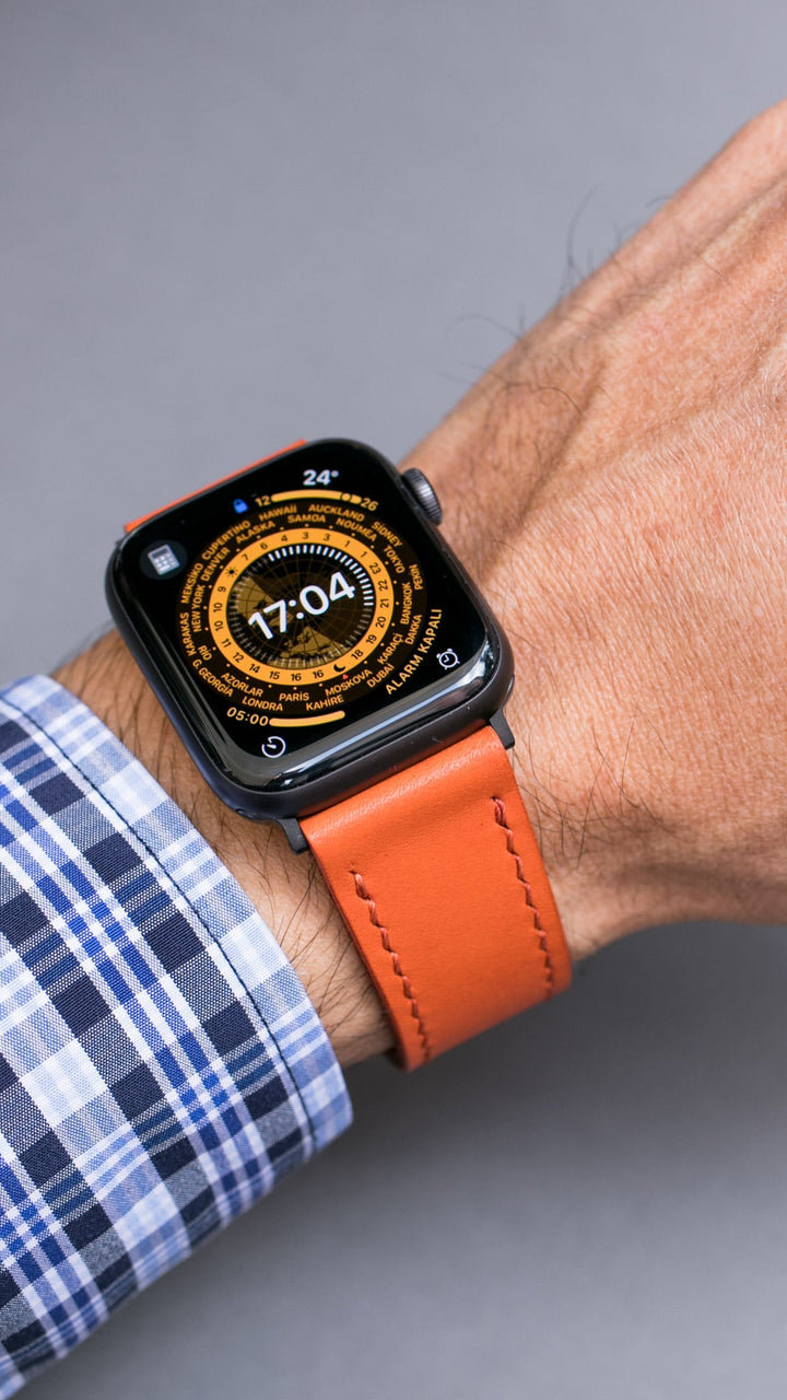 Roarstraps el yapımı deri apple watch kayışı, güçlü bir deri yapısıyla şık bir görünüm sunuyor.