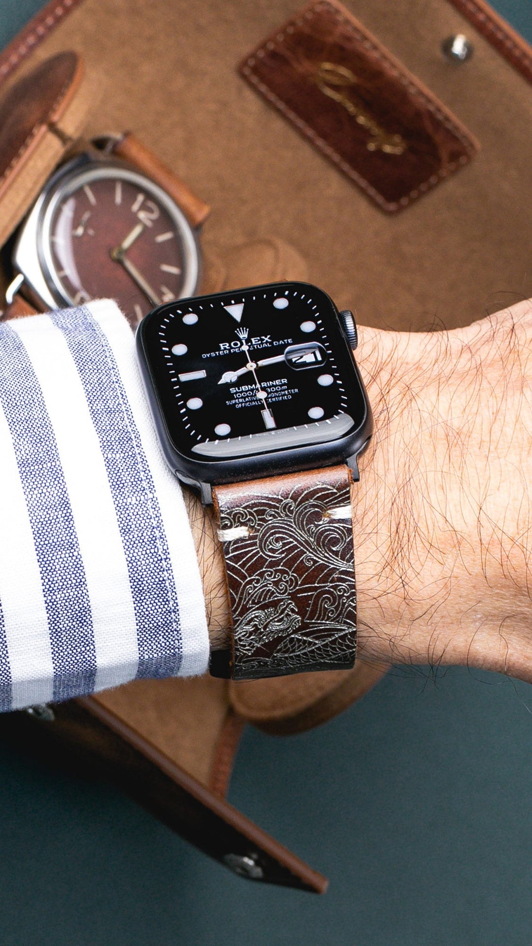 Roarstraps el yapımı deri Apple Watch kordonu, şık tasarım ve zarif detaylarla kullanıma hazır.