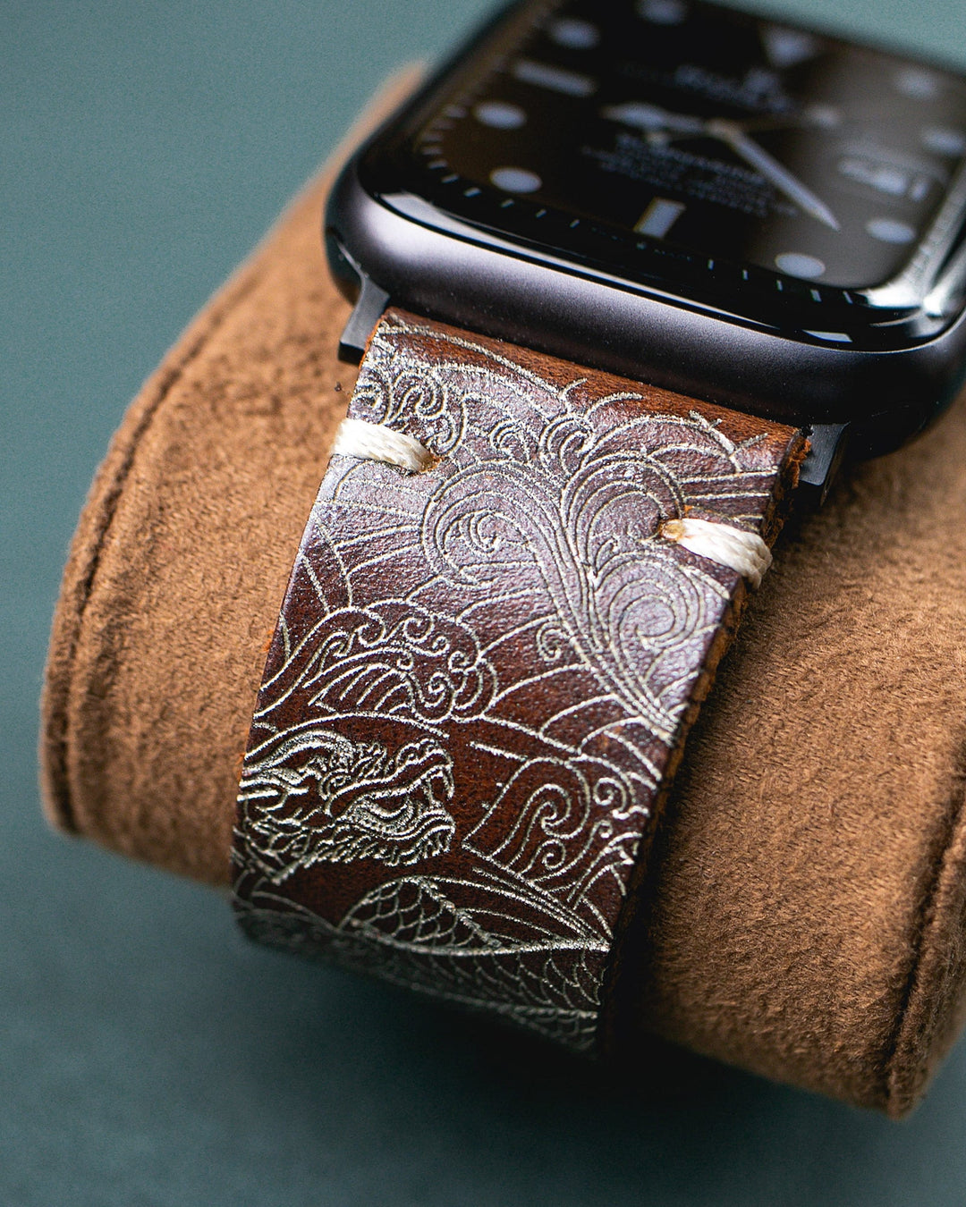 Roarstraps el yapımı deri Apple Watch kordonu, detaylı dalga ve desen işlemeleri ile şık bir tasarım