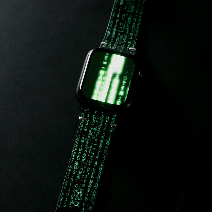Roarstraps el yapımı deri Apple Watch kordonu, siyah arka planda yeşil dijital grafiklerle