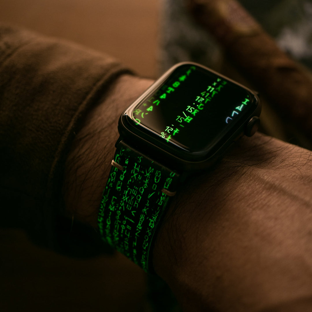 Roarstraps el yapımı deri Apple Watch kordonu, şık ve rahat kullanım sunar.