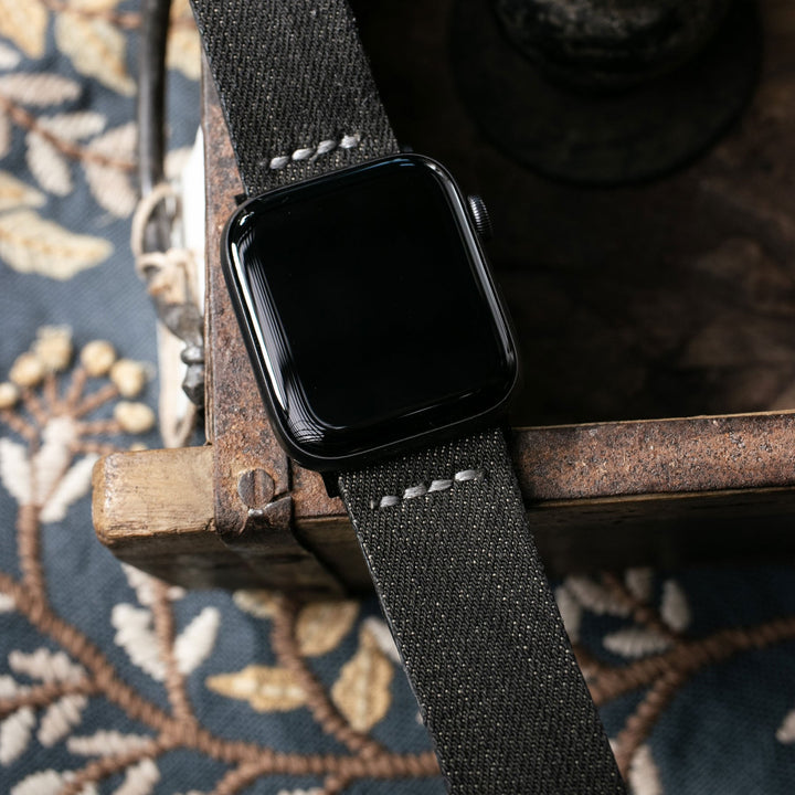 Roarstraps Apple Watch kot saat kayışı ile şık ve rahat bir görünüm sunar