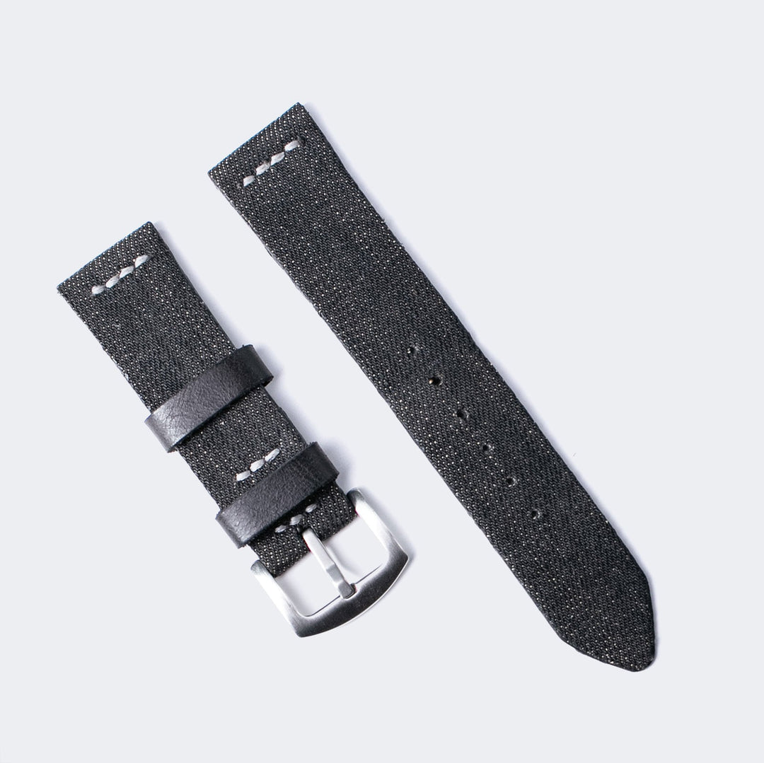 Roarstraps el yapımı kot saat kayışı, şık siyah tasarım ve metal tokası ile kaliteli görünüm sunar.
