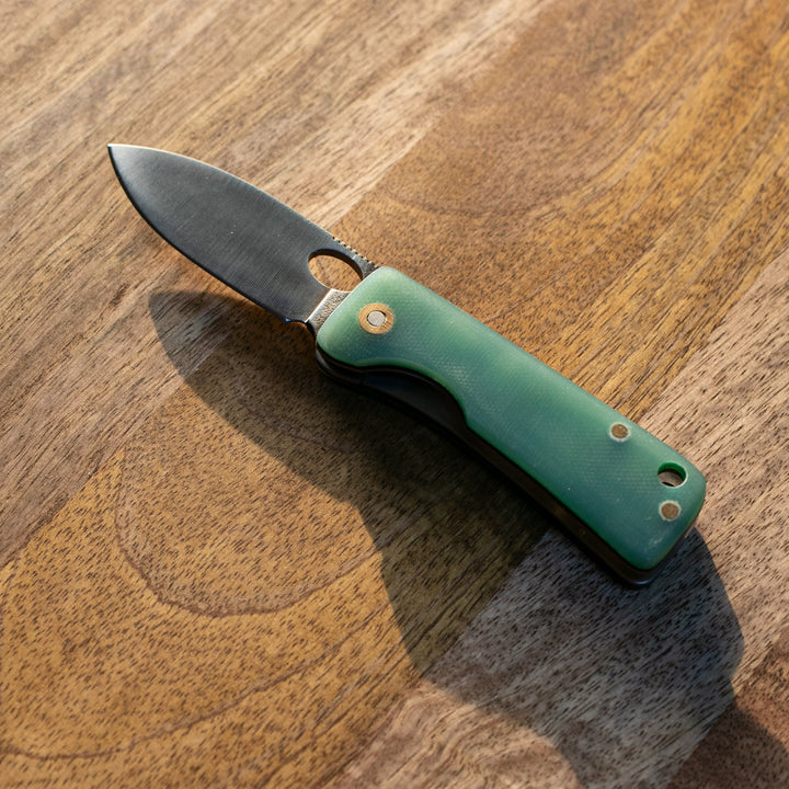 Roarcraft TR micarta saplı cep çakısı, yeşil sap rengi ile zahmetsiz kullanıma sahip