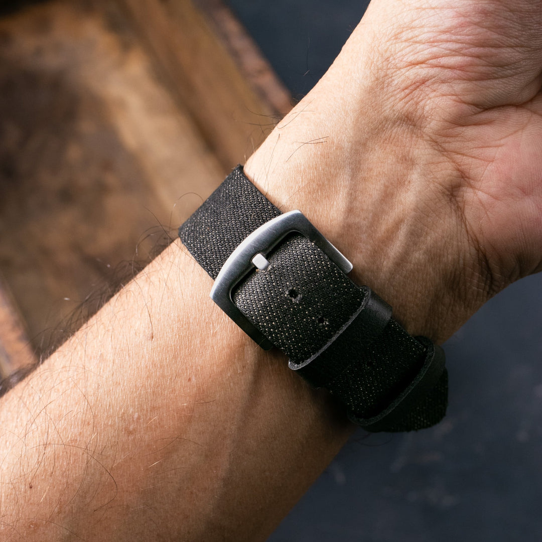 Roarstraps el yapımı kot saat kayışı, şık tasarımlı ve dayanıklı bir dikişle