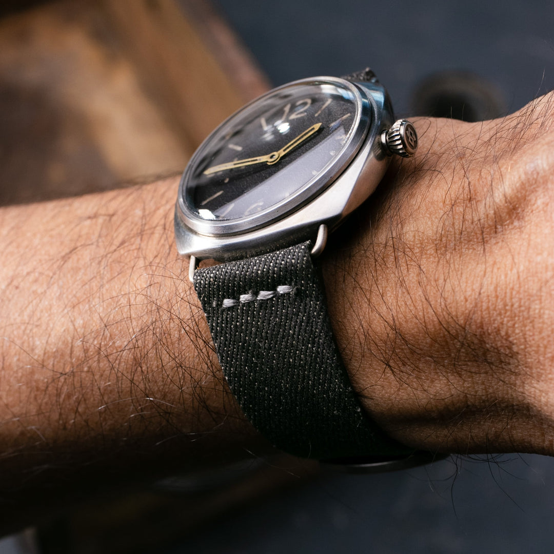 Roarstraps el yapımı kot saat kayışıyla şık bir saat kullanımı