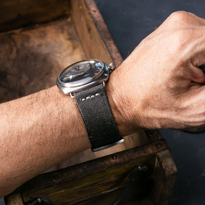 Roarstraps el yapımı kot saat kayışı ile şık saat kombinasyonu, ergonomik tasarım sunar