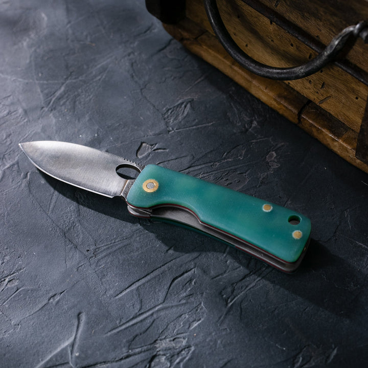 Roarcraft TR micarta saplı cep çakısı, kullanışlı ve şık tasarımı ile dikkat çekiyor.