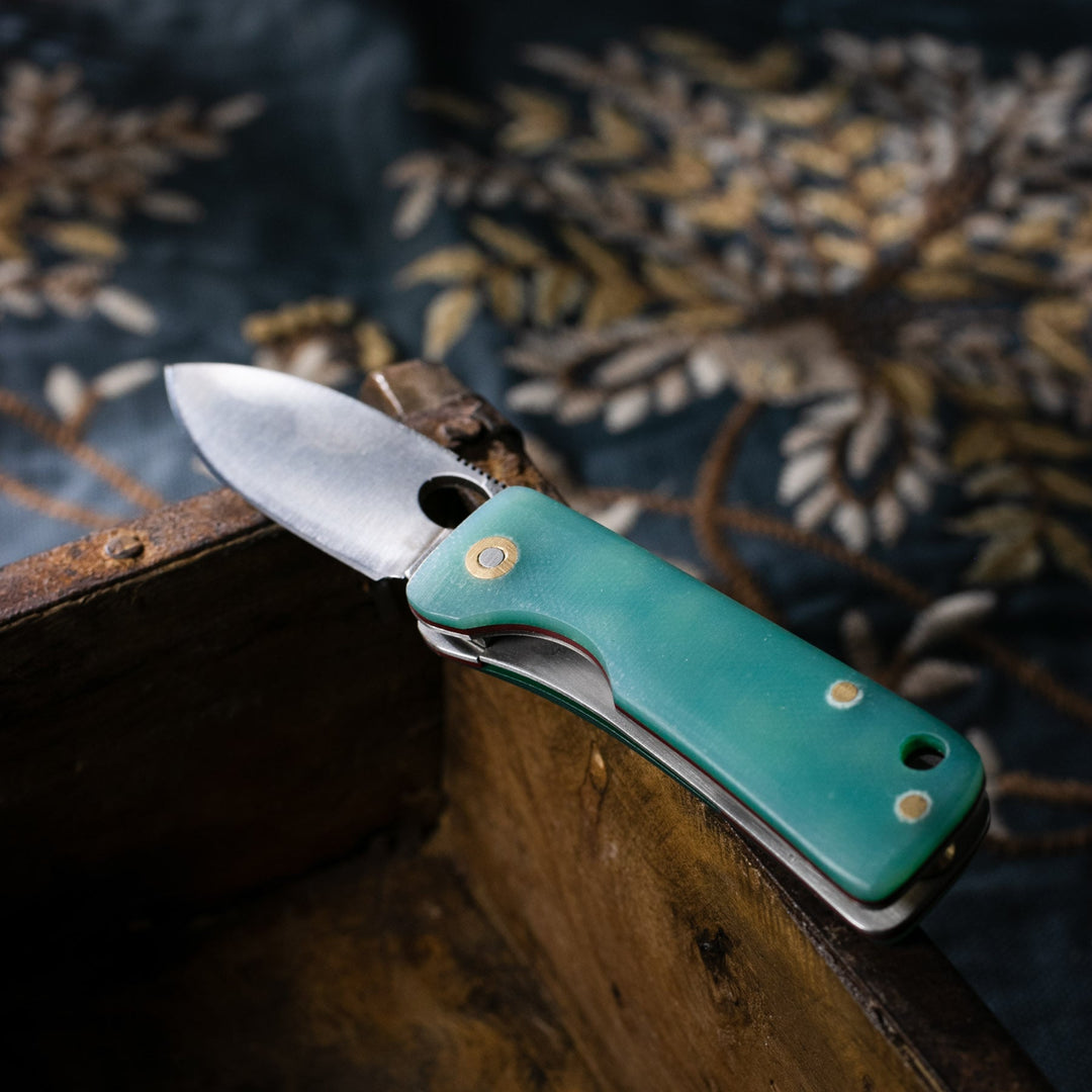 Roarcraft TR micarta saplı cep çakısı, yeşil sap ve paslanmaz çelik bıçak ile pratik kullanım için ideal