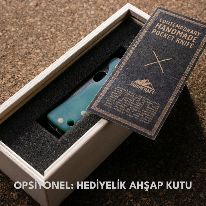 Roarcraft TR micarta saplı cep çakısı, el yapımı, şık hediye ahşap kutuda sunuluyor.
