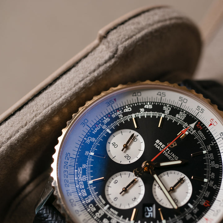 Roarcraft tekli deri saat kutusu içinde şık bir Breitling saat gösteriliyor