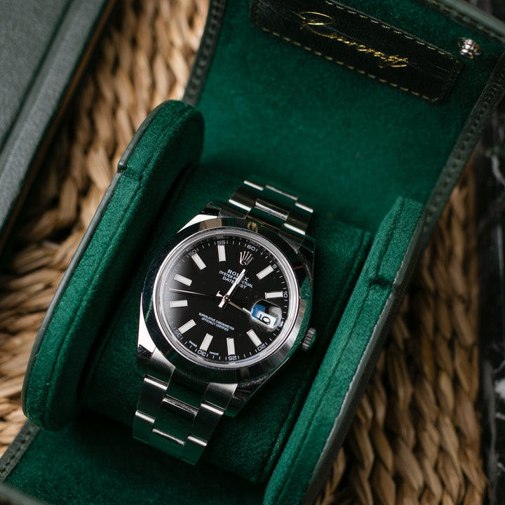 Roarcraft tekli deri saat kutusu içinde şık bir Rolex saat ile birlikte