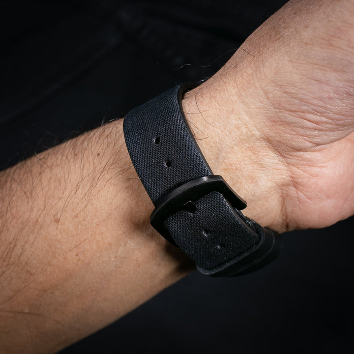 Roarstraps apple watch kot saat kayışı, şık ve dayanıklı tasarımla modern bir görünüm sunar.