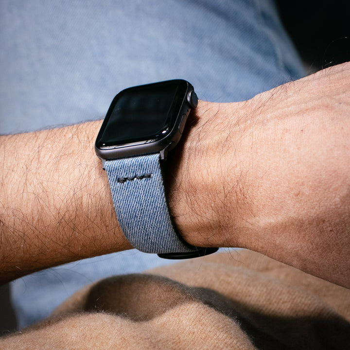 Roarstraps apple watch kot kayış ile şık mavi denim tasarımı ve uyumlu görünüm