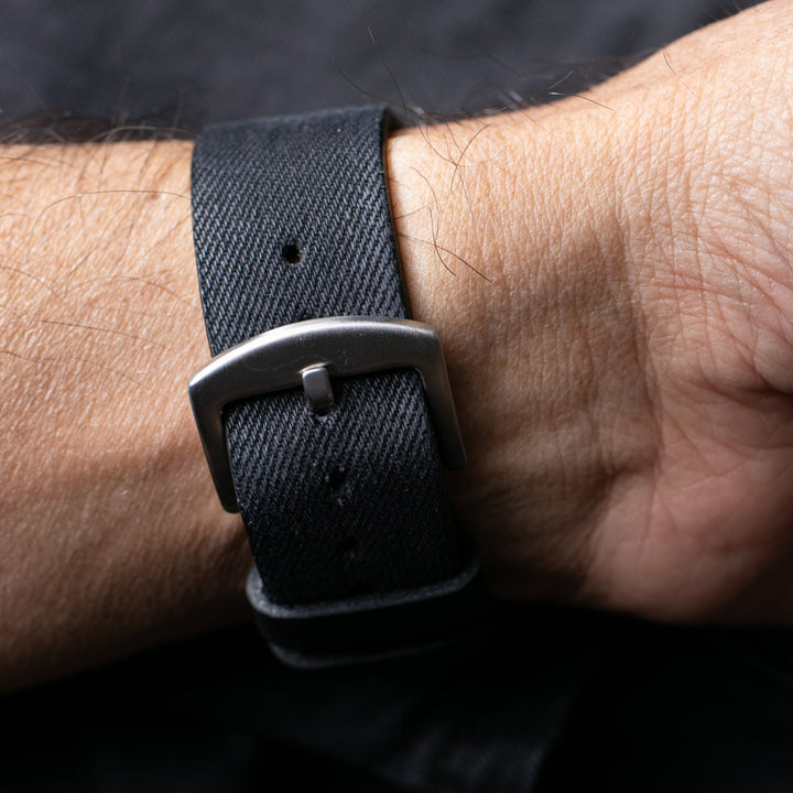Roarstraps el yapımı kot saat kayışı, şık metal tokalı ve kaliteli dikiş detaylarıyla
