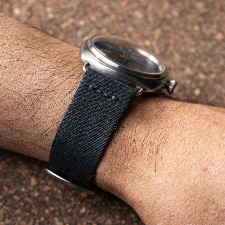 Roarstraps el yapımı kot saat kayışı, şık ve dayanıklı detaylarla tasarlanmıştır