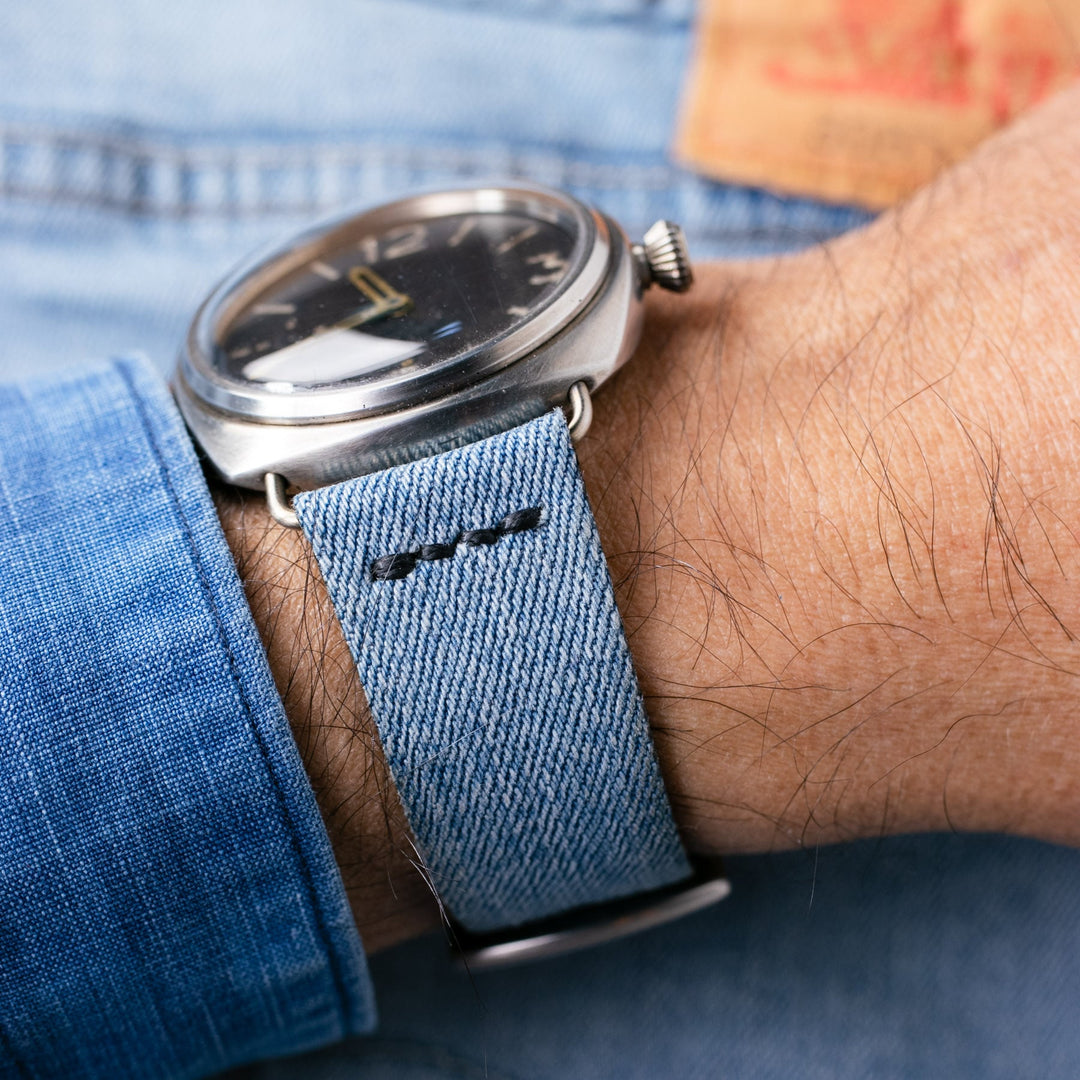 Roarstraps kot saat kayışı ile şık denim tasarım, rahat bir görünüm sunuyor