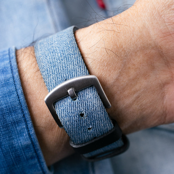 Roarstraps Denim Kot Saat Kayışı ile Şık ve Rahat Tasarım, Parlak Metal Kapatma Detayı