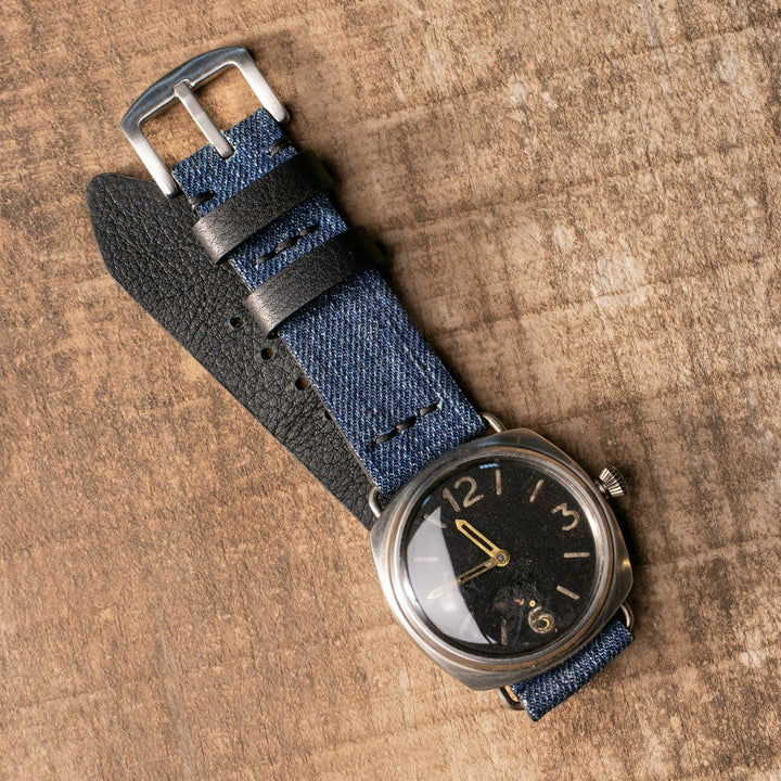 Roarstraps kot saat kayışı ile şık bir saat tasarımı, denim ve deri detaylarıyla dikkat çekiyor