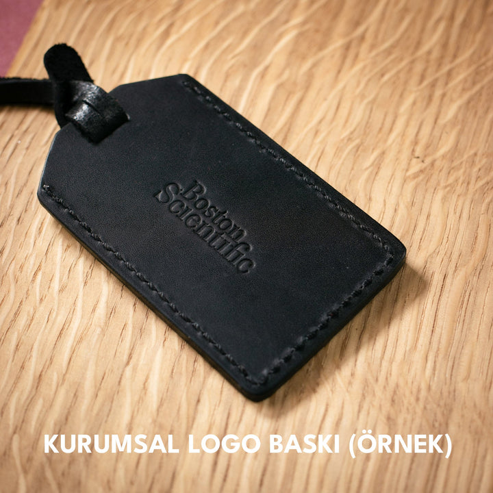 Roarcraft kapaklı deri valiz etiketi, şık tasarımıyla seyahatlerinizde stilinizi tamamlar.