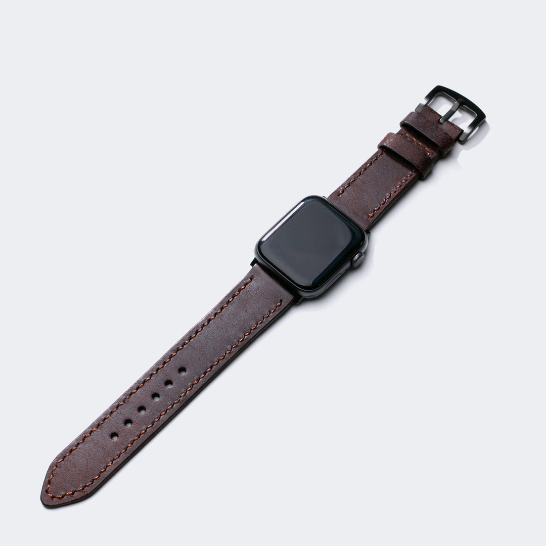 Roarstraps el yapımı deri Apple Watch kayışı, kaliteli kahverengi deri ve ayarlanabilir klips ile.