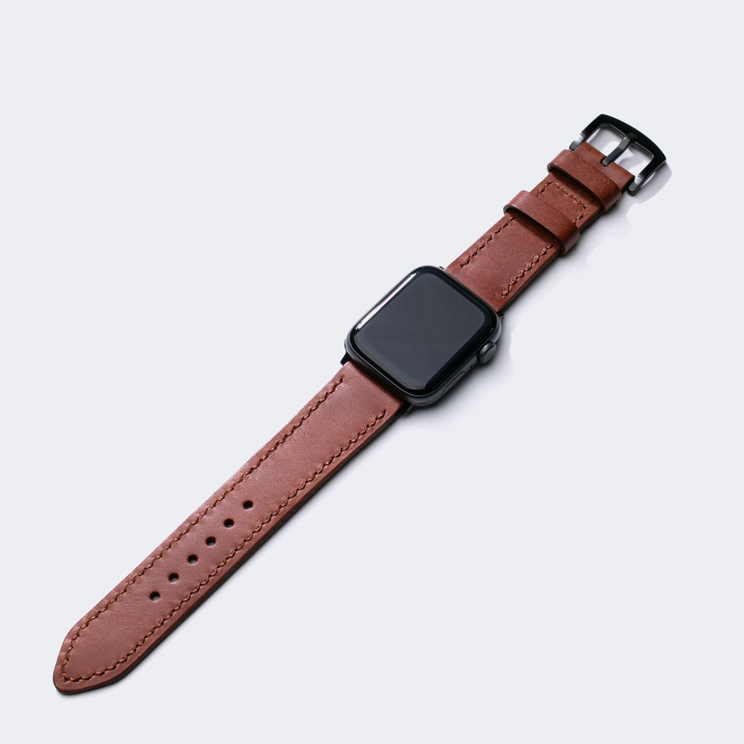 Roarstraps el yapımı deri Apple Watch kayışı, kahverengi renk ve şık tasarım ile modern görüntü sunar.