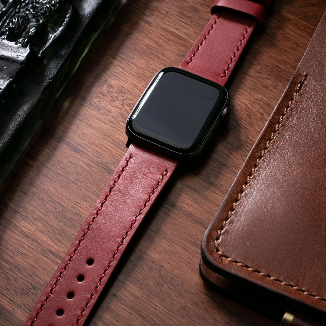 Roarstraps çift kat deri Apple Watch kayışı, şık görünümü ve dayanıklılığı ile gündelik kullanıma uygun.