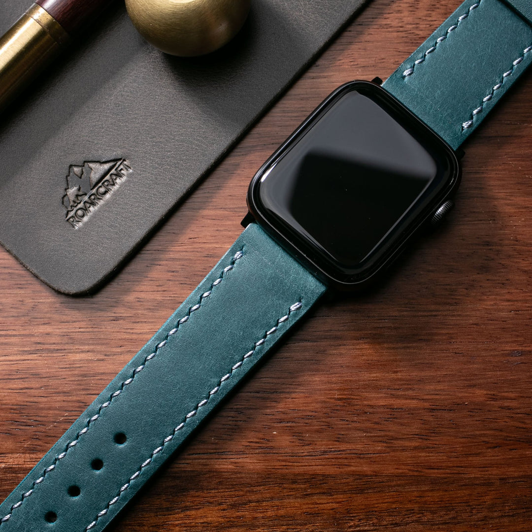 Roarstraps el yapımı deri Apple Watch kayışı, yeşil renk ve şık dikiş detaylarıyla
