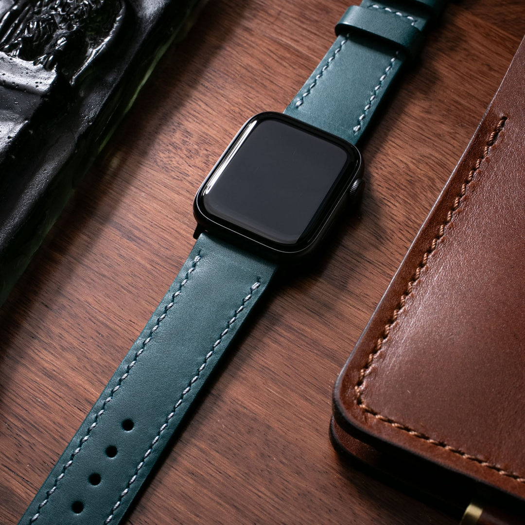 Yeşil el yapımı deri Apple Watch kayışı, şık tasarım ve rahat kullanım sunuyor.