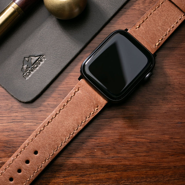 Roarstraps çift kat deri Apple Watch kayışı, şık ve dayanıklı tasarımıyla masanın üzerinde