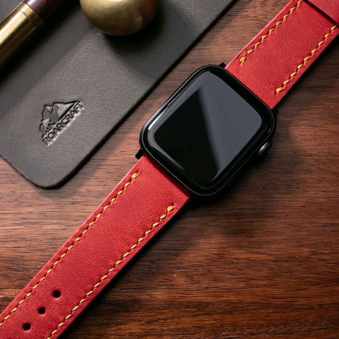 Kırmızı el yapımı deri Apple Watch kayışı, kaliteli dikişlerle şık bir görünüm sunar