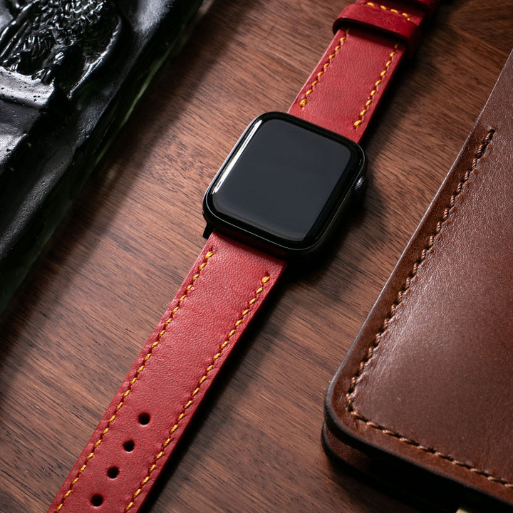 El yapımı deri Apple Watch kayışı, kırmızı rengi ve şık dikiş detaylarıyla göz alıcı bir stil sunar.