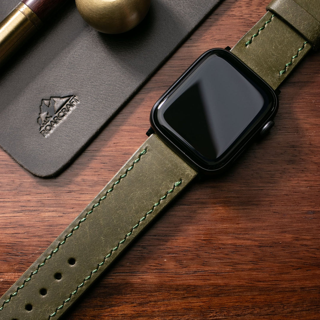 Roarstraps el yapımı deri Apple Watch kayışı, yeşil dikiş detaylarıyla şık ve dayanıklı tasarım