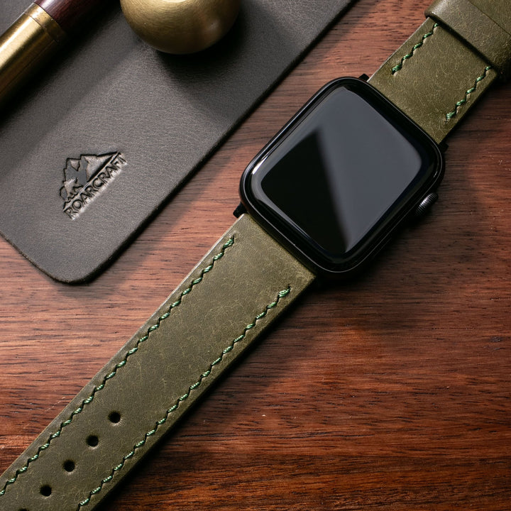 Roarstraps el yapımı deri saat kayışı, yeşil dikişli şık tasarımla modern akıllı saatleri tamamlar