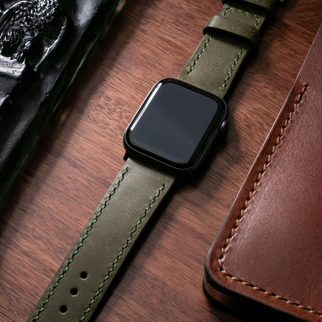 Roarstraps el yapımı deri Apple Watch kayışı, şık yeşil renk ve kaliteli işçilik ile dikkat çekiyor.