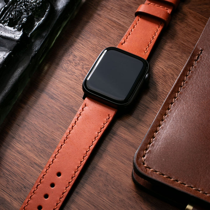 El yapımı deri apple watch kayışı, sıcak kahverengi renkte ve şık tasarımıyla saatler için ideal bir aksesuar