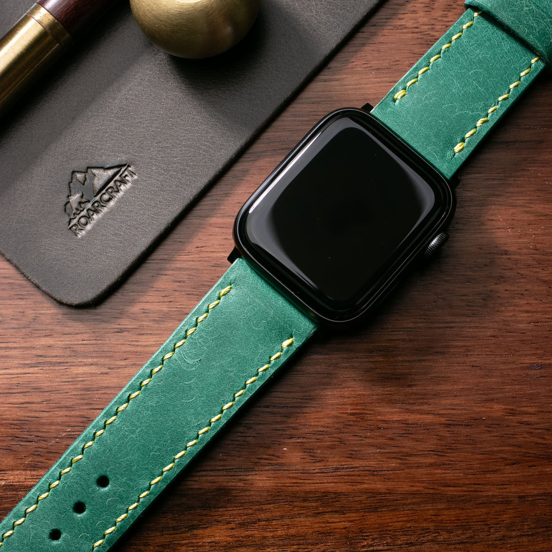 Yeşil el yapımı deri saat kayışı, Roarstraps markası ile şık ve dayanıklı bir tasarım sunuyor.
