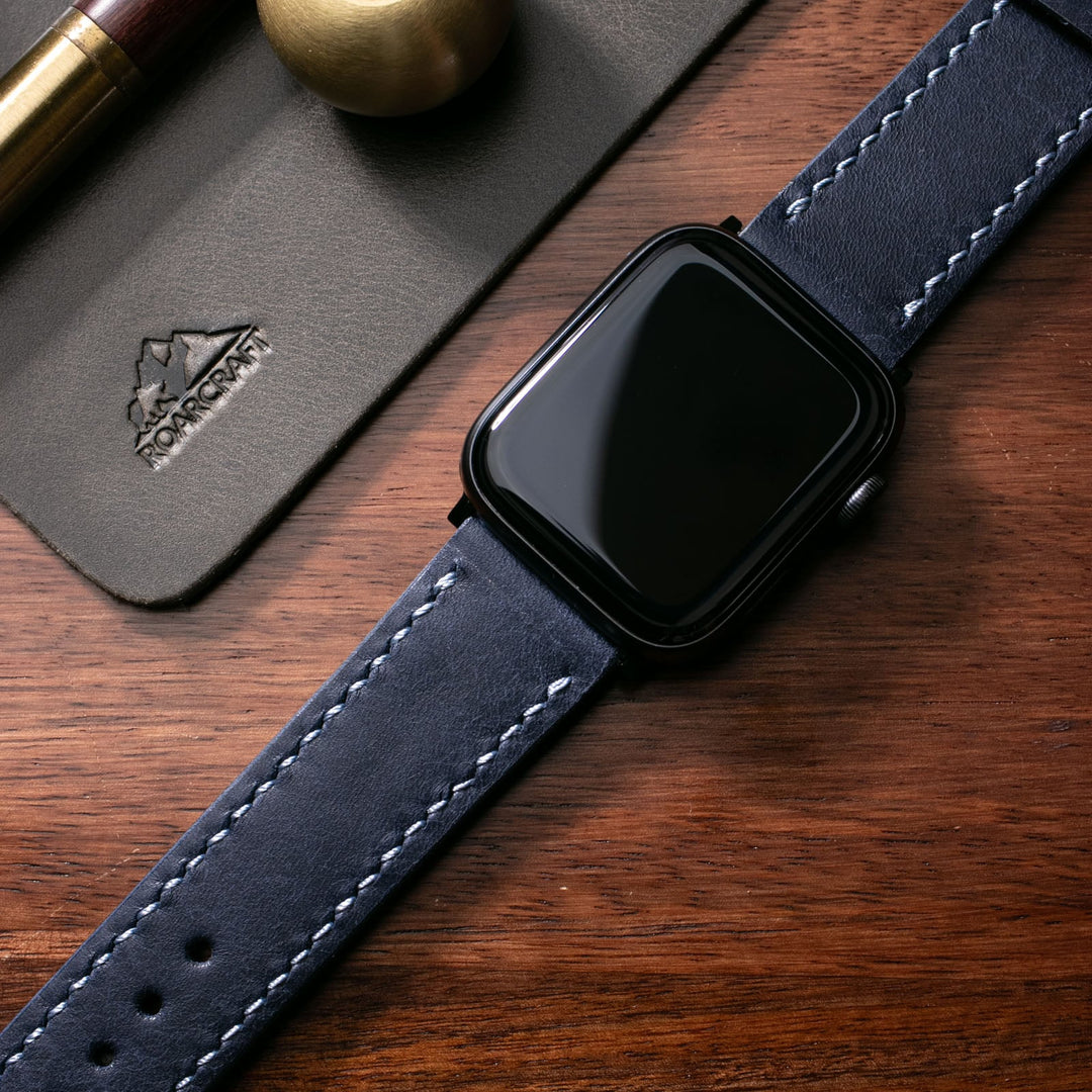 Roarstraps el yapımı Apple Watch deri kayışı, şık mavi renk ve kaliteli dikişlerle tasarlanmıştır.