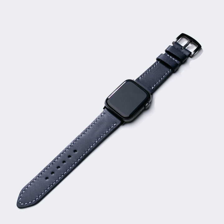 Özel tasarımlı el yapımı Apple Watch deri kayışı, şık mavi rengiyle dikkat çekiyor