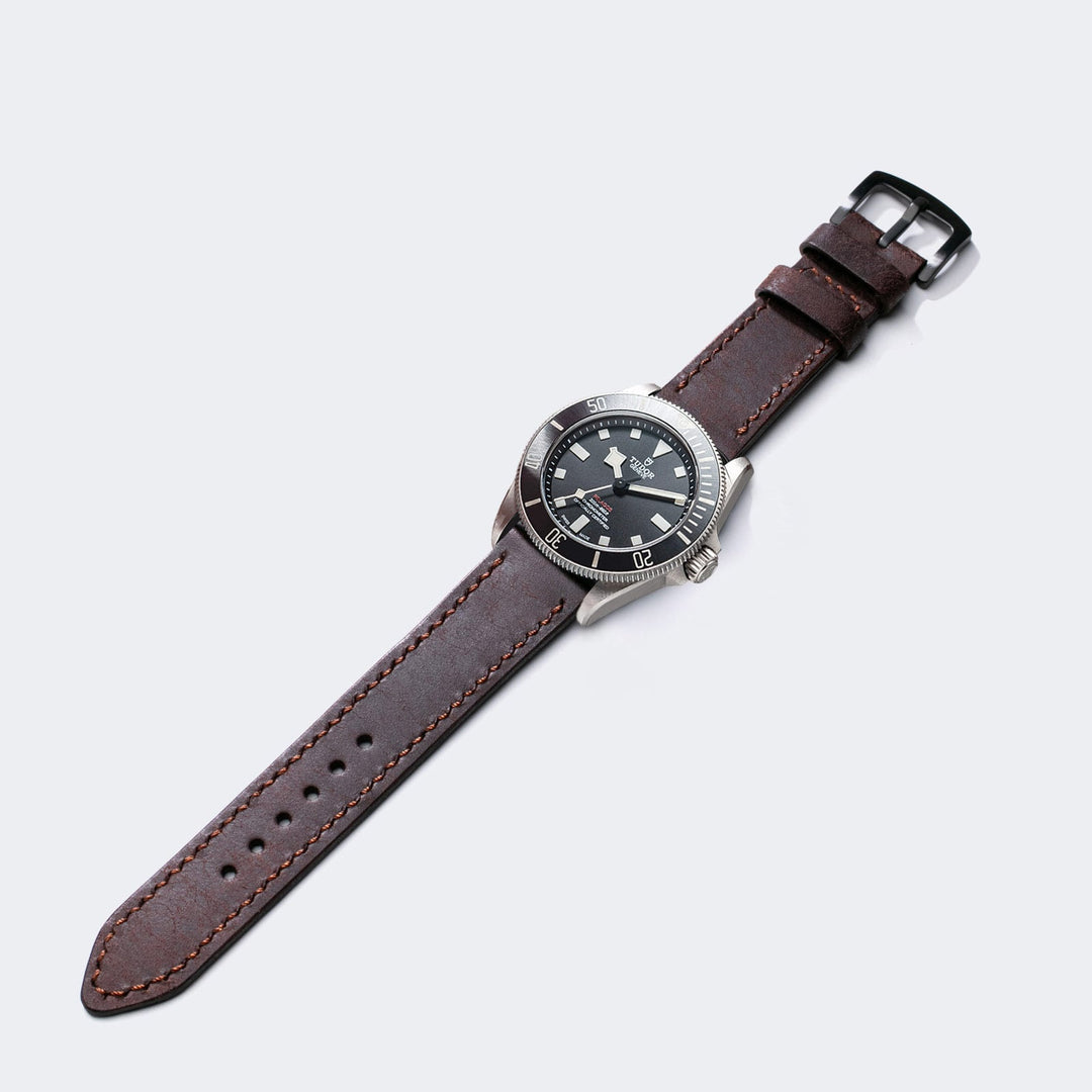 Roarstraps el yapımı deri saat kayışı ile şık bir saat, kaliteli ve dayanıklı malzemeden üretilmiştir