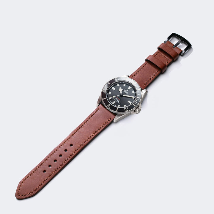 Roarstraps el yapımı deri saat kayışı ile şık metal saat, modern tasarımla birleşiyor