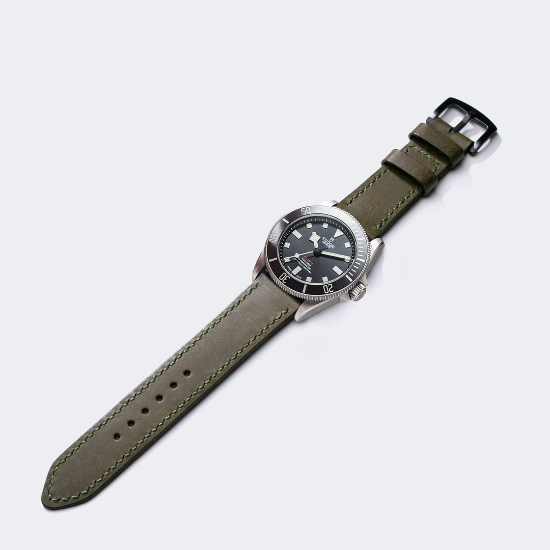 Roarstraps el yapımı deri saat kayışı, yeşil renk ve şık tasarıma sahip, saat ile kombinlenmiş