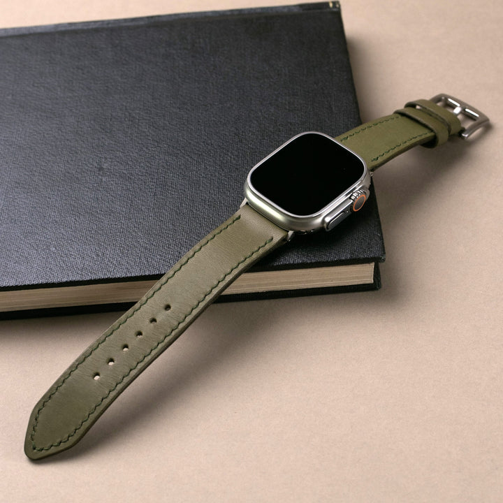 Roarstraps el yapımı deri Apple Watch kayışı, yeşil renk ve şık tasarım ile modern görünüm sağlar.
